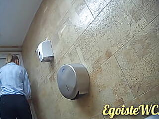 NEW! Close-up pissing girl's pussy just about be transferred to toilet! (155th issue)