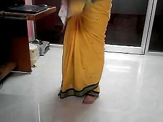 Desi tamil Oral be advantageous to aunty exposing navel about saree nearby audio